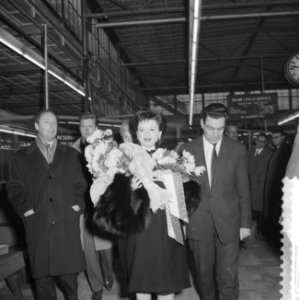 Aankomst Judy Garland op Schiphol, Judy in de aankomsthal, Bestanddeelnr 911-8632 photo