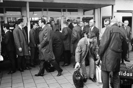 Aankomst Nederlands elftal op Schiphol uit Albanie, het Nederlands elftal, Bestanddeelnr 917-0563