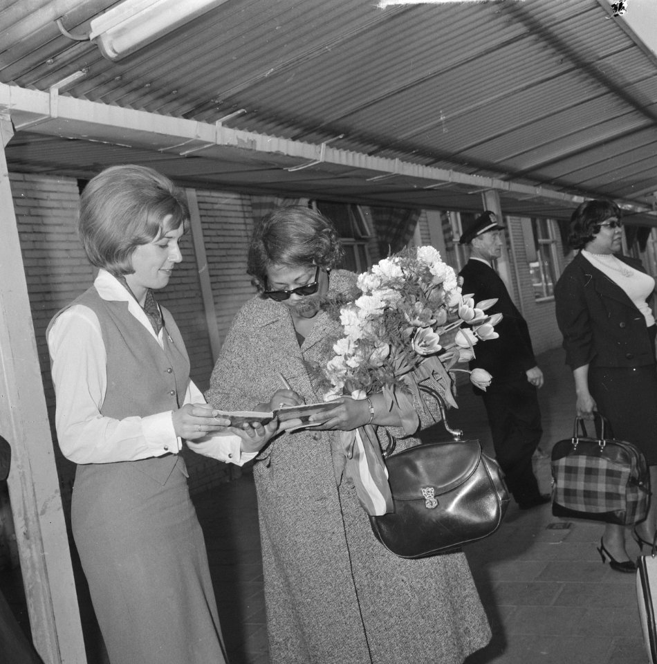 Aankomst Ella Fitzgerald op Schiphol, een fan krijgt handtekening, Bestanddeelnr 917-6032