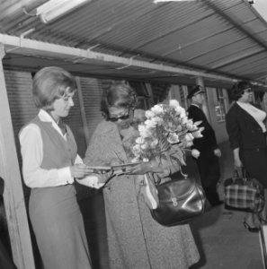Aankomst Ella Fitzgerald op Schiphol, een fan krijgt handtekening, Bestanddeelnr 917-6032