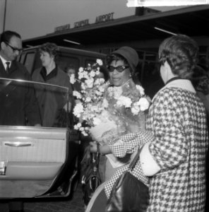 Aankomst Ella Fitzgerald en Oscar Peterson op Schiphol. Ella Fitzgerald met bloe, Bestanddeelnr 916-3489