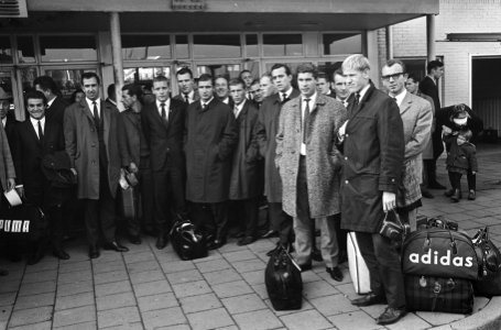Aankomst Nederlands elftal op Schiphol uit Albanie, de spelers wachtend op de bu, Bestanddeelnr 917-0561