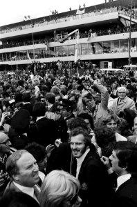 Aankomst Nederlands elftal op Schiphol spelers banen zich weg door menigte, voo, Bestanddeelnr 929-7927