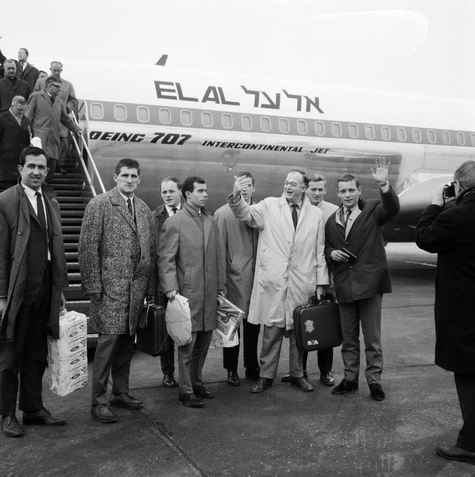 Aankomst Nederlands elftal op Schiphol, v.l.n.r. Graafland, Korver, Moulijn, Haa, Bestanddeelnr 917-3825