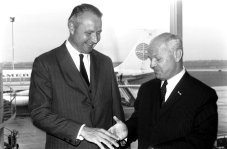 Aankomst en vertrek, ambassadeurs, Middendorf, J. William, Bestanddeelnr 922-6067