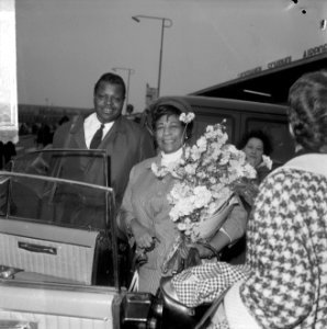 Aankomst Ella Fitzgerald en Oscar Peterson (links) op Schiphol, Bestanddeelnr 916-3486