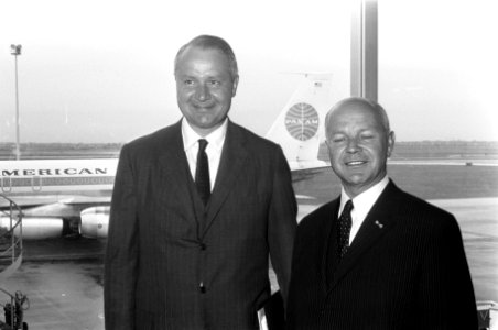Aankomst en vertrek, ambassadeurs, Middendorf, J. William, Bestanddeelnr 922-6068