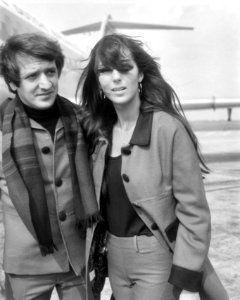 Aankomst en vertrek, groepsportretten, zangers, zangeressen, Sonny & Cher, Bestanddeelnr 919-5200