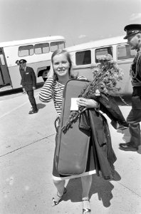 Aankomst Emmy Verhey op Schiphol, een gelukkige Emmy Verhey, Bestanddeelnr 919-2658