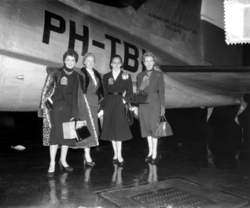 Aankomst Engelse mannequins op Schiphol, Bestanddeelnr 904-8345