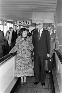Aankomst Minister Van der Stee op Schiphol na bezoek aan Antillen, ivm de kom, Bestanddeelnr 931-2542