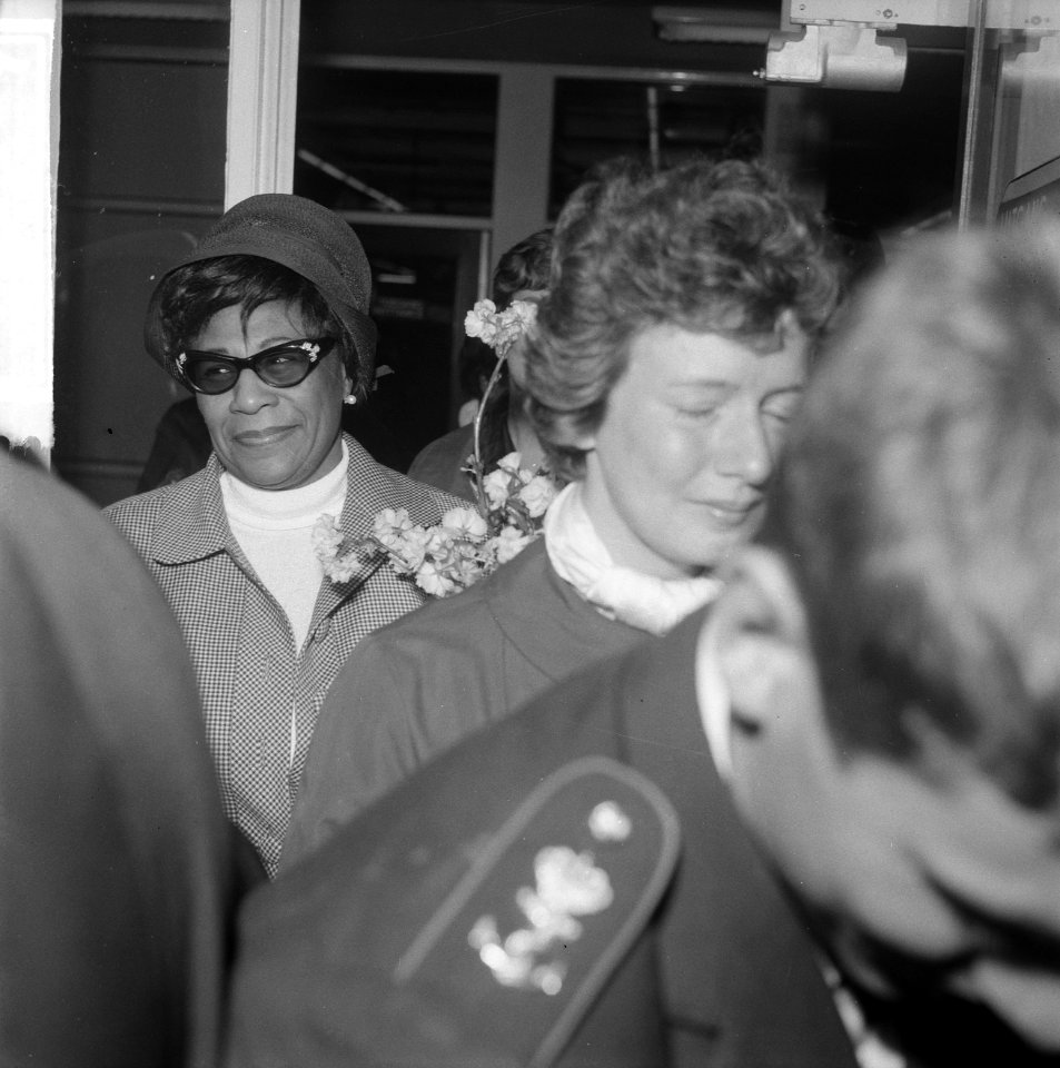 Aankomst Ella Fitzgerald en Oscar Peterson op Schiphol. Ella Fitzgerald (met bri, Bestanddeelnr 916-3487