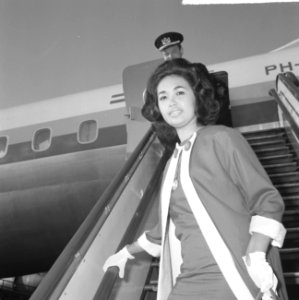 Aankomst Miss Suriname , mejuffrouw Norma Chin Ten Foen op Schiphol, Norma Chin , Bestanddeelnr 917-0861