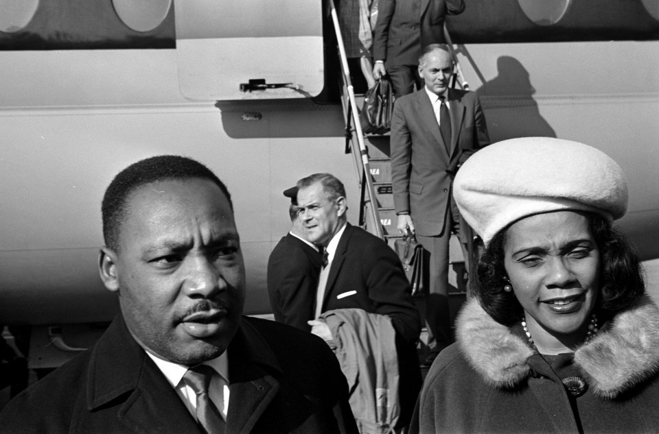 Aankomst en vertrek, mensenrechten, vliegtuigen, Scott-King, Coretta, Bestanddeelnr 918-3371
