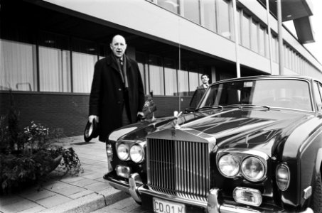Aankomst NAVO-secretaris Luns op Schiphol Luns bij zijn Rolls Royce buiten, Bestanddeelnr 929-6034