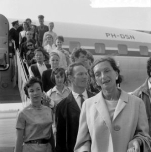 Aankomst Nationaal Ballet uit Joegoslavie op Schiphol Op de voorgrond leidster , Bestanddeelnr 916-6397