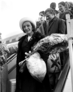 Aankomst Nationaal Ballet op Schiphol, mevrouw Gaskell op vliegtuigtrap, Bestanddeelnr 919-1941
