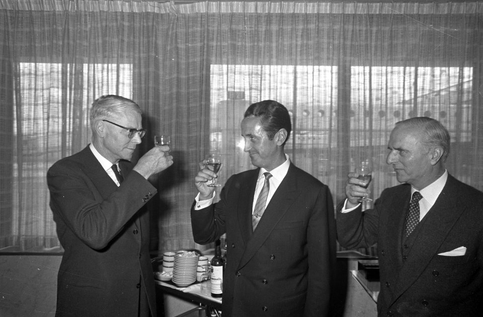Aankomst minister van Justitie van Spanje dhr. Lopez Bravo rechts minister Lopez, Bestanddeelnr 921-4265
