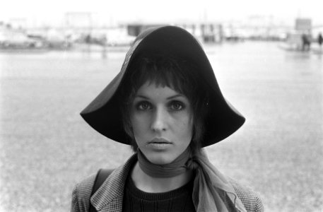 Aankomst Engelse popzangeres Julie Driscoll op Schiphol, Bestanddeelnr 921-2973