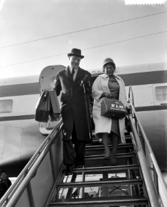 Aankomst minister van Buitenlandse Zaken mr. J. M. A. H. Luns op Schiphol, samen, Bestanddeelnr 910-2895 photo