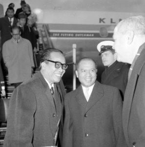 Aankomst minister van Buitenlandse Zaken van Indonesie, Subandrio op Schiphol, r, Bestanddeelnr 917-2096
