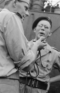 Aankomst MS Sloterdijk Een luitenant interviewt een korporaal van een cavaler, Bestanddeelnr 207-2-3