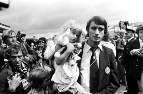 Aankomst Nederlands elftal op Schiphol nr. 18 Rensenbrin met dochter, nr. 19 Zw, Bestanddeelnr 929-7932 photo