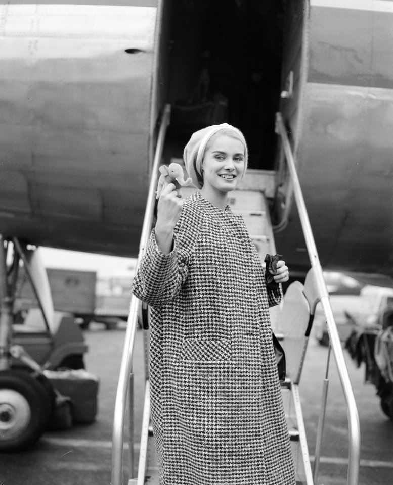Aankomst Miss World 1957 Narita Lindahl uit Finland op Schiphol, Bestanddeelnr 909-0511