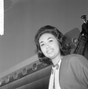 Aankomst Miss Suriname , mejuffrouw Norma Chin Ten Foen op Schiphol, Norma Chin , Bestanddeelnr 917-0860