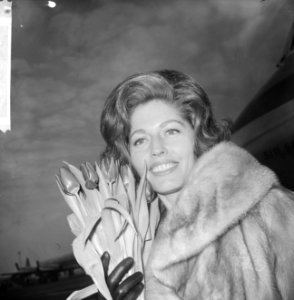 Aankomst Mrs. America 1966 , Alice Buehner op Schiphol, Bestanddeelnr 918-6887