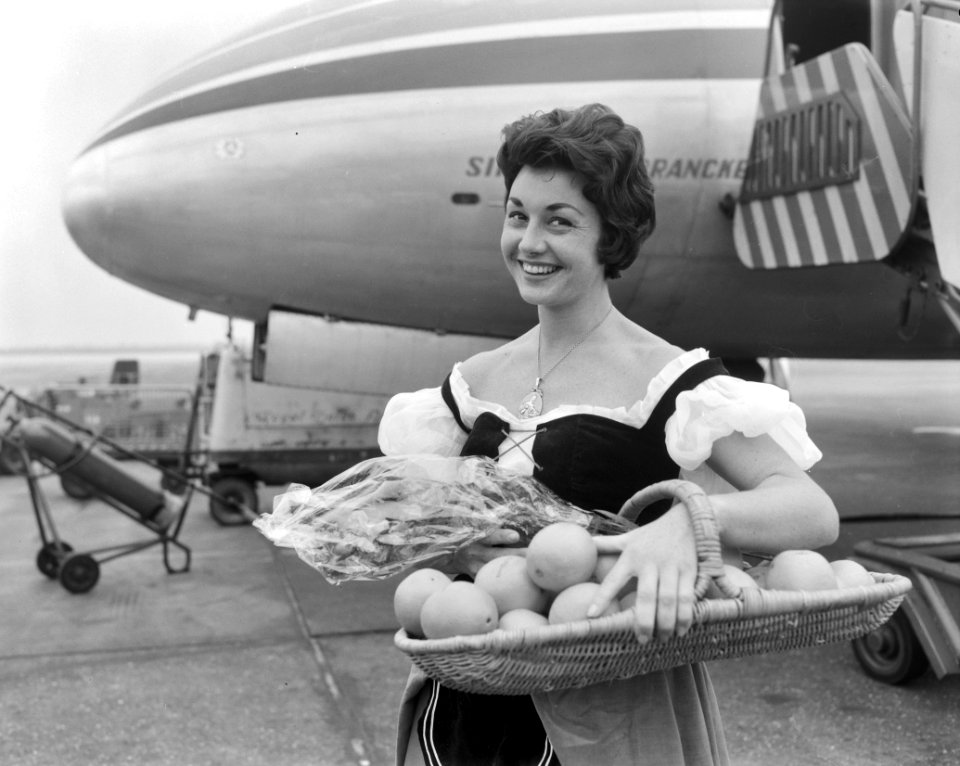 Aankomst Miss Sinaasappel ( Nell Gwynn ) op Schiphol, Bestanddeelnr 911-5732