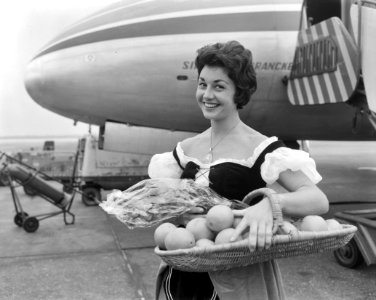 Aankomst Miss Sinaasappel ( Nell Gwynn ) op Schiphol, Bestanddeelnr 911-5732