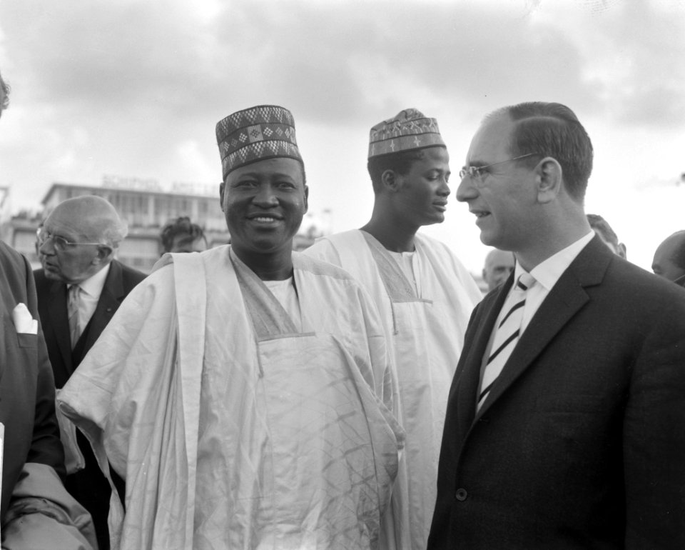 Aankomst Nigeriaanse handelsmissie op Schiphol. Minister Pous en minister Z. B. , Bestanddeelnr 913-0335