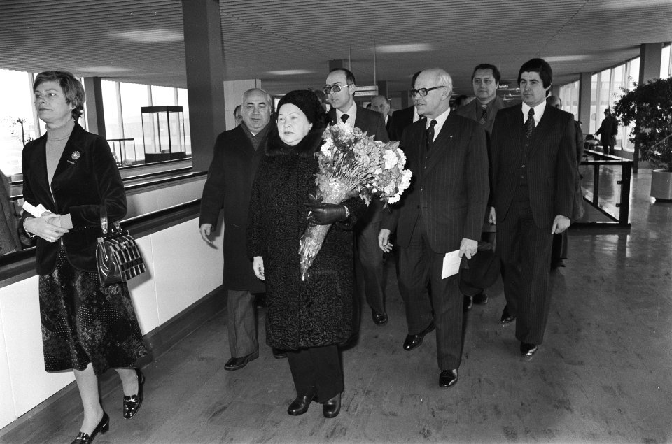 Aankomst nieuwe Russische ambassadeur V. S. Tolstikov op Schiphol V. S. Tolstik, Bestanddeelnr 930-1229
