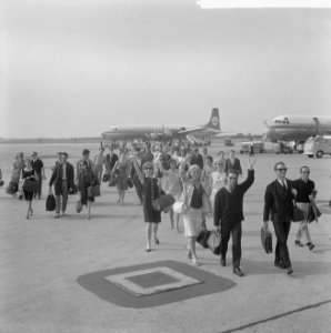 Aankomst Nationaal Ballet uit Joegoslavie op Schiphol, Bestanddeelnr 916-6395