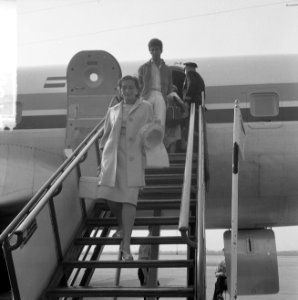 Aankomst Nationaal Ballet uit Joegoslavie op Schiphol Leidster Sonia Gaskell, Bestanddeelnr 916-6396