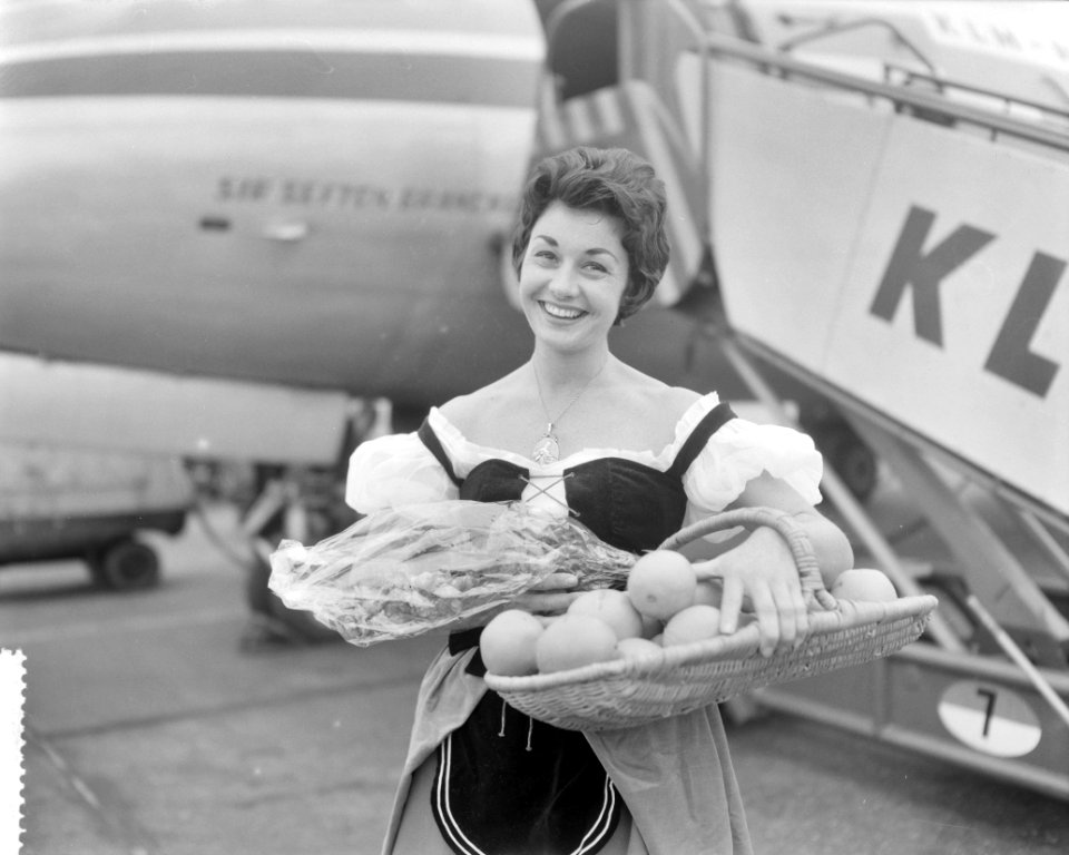 Aankomst Miss Sinaasappel ( Nell Gwynn ) op Schiphol, Bestanddeelnr 911-5733