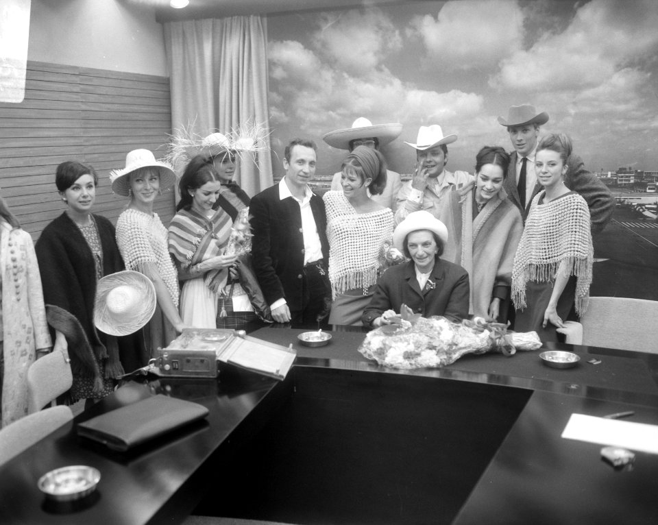 Aankomst Nationaal Ballet op Schiphol, tijdens persconferentie, Bestanddeelnr 919-1943