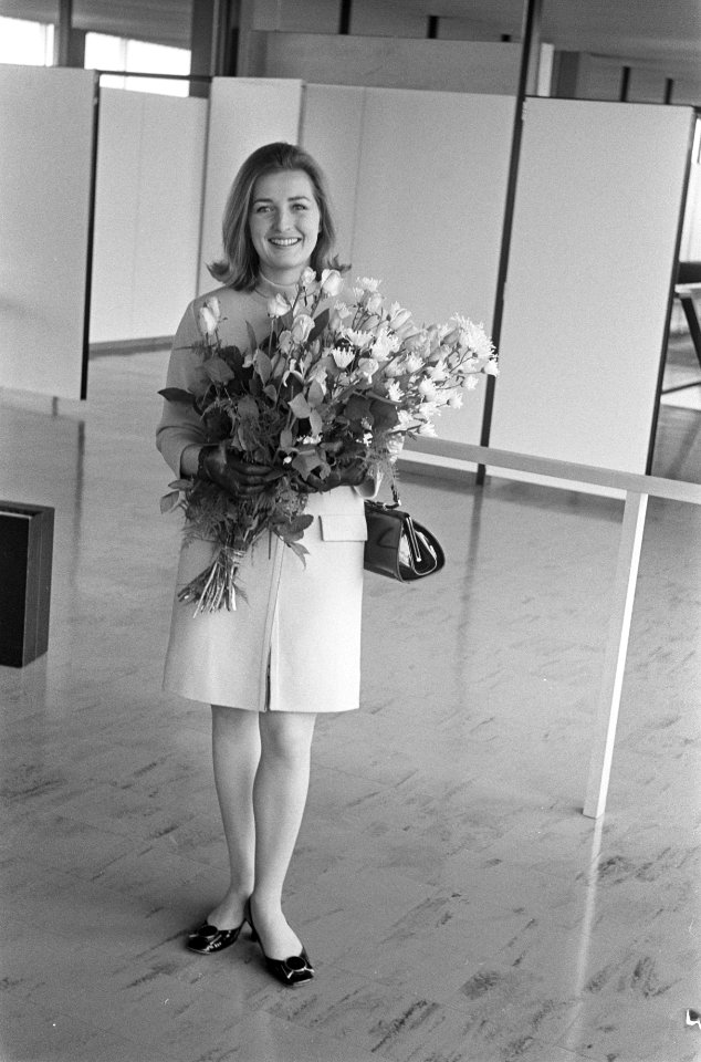 Aankomst Miss Australia 1969 20 jarige Suzanne McClelland , op Schiphol ten voet, Bestanddeelnr 922-4301