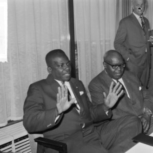 Aankomst minister van Sociale Zaken van Suriname Kraag (links) rechts minister E, Bestanddeelnr 918-0367