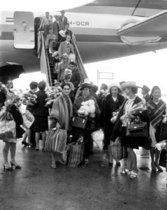 Aankomst Nationaal Ballet op Schiphol, balletgroep voor vliegtuigtrap, Bestanddeelnr 919-1942
