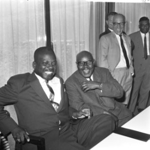 Aankomst minister van Sociale Zaken van Suriname Kraag (links) rechts minister E, Bestanddeelnr 918-0366