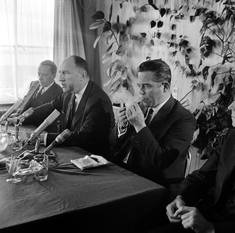 Aankomst minister-president Marijnen en minister Luns op Ypenburg vanuit Duitsla, Bestanddeelnr 916-9606