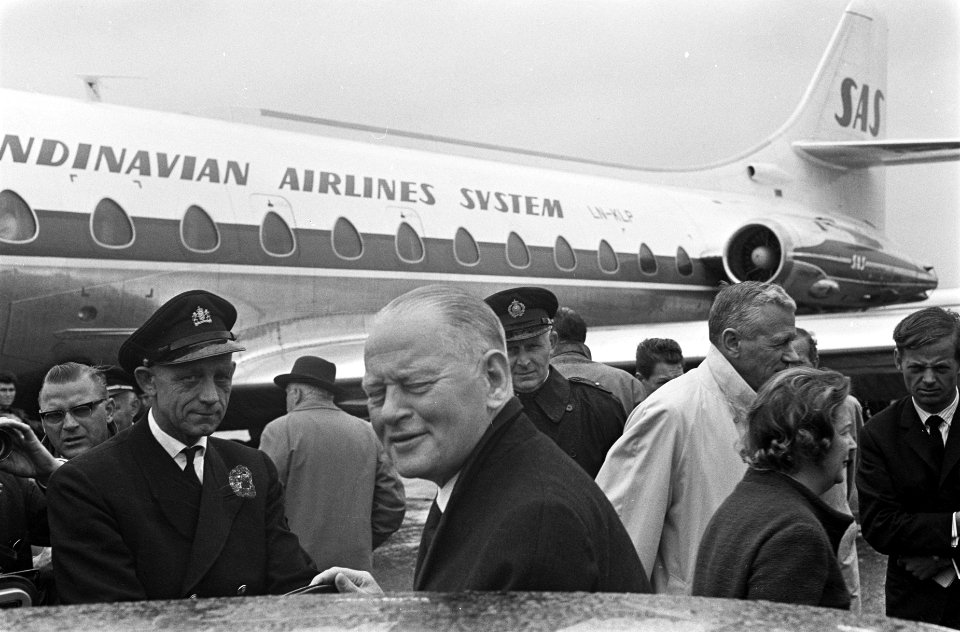Aankomst mr D U Stikker op Schiphol, tijdens persconferentie, Bestanddeelnr 916-6249