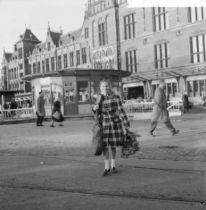 Aankomst Minou Drouet op het Centraal Station te Amsterdam, Minou Drouet op het , Bestanddeelnr 911-7352