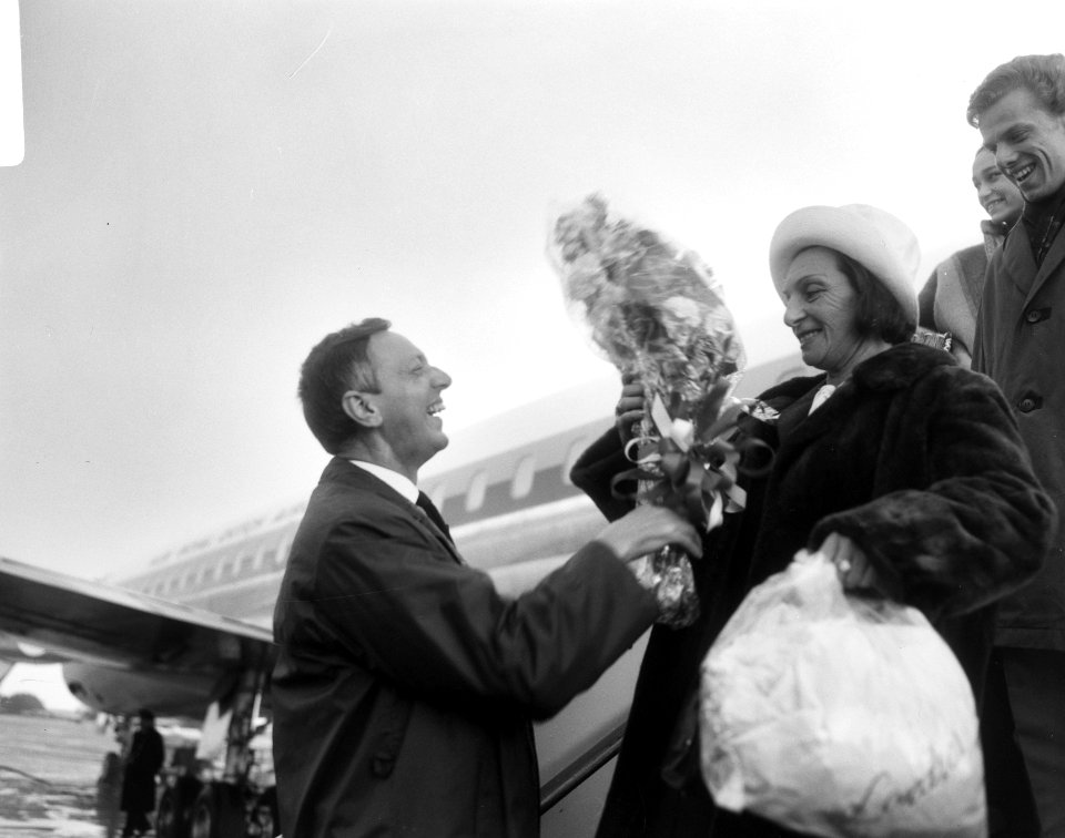 Aankomst Nationaal Ballet op Schiphol, mevrouw Gaskell op vliegtuigtrap, Bestanddeelnr 919-1940