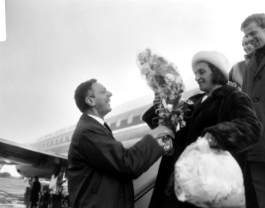 Aankomst Nationaal Ballet op Schiphol, mevrouw Gaskell op vliegtuigtrap, Bestanddeelnr 919-1940