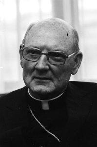 Aankomst nieuwe pauselijke nuntius mgr. Cassidy op Schiphol, kop, Bestanddeelnr 933-1772