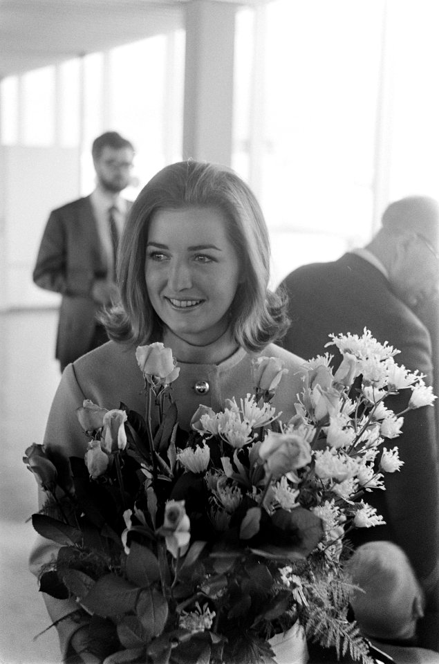 Aankomst Miss Australia 1969 20 jarige Suzanne McClelland , op Schiphol kop met , Bestanddeelnr 922-4300