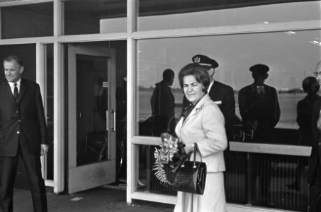 Aankomst mrs. Farah dieh Diba op Schiphol (moeder Keizerin Farah Diba ), Bestanddeelnr 919-1585
